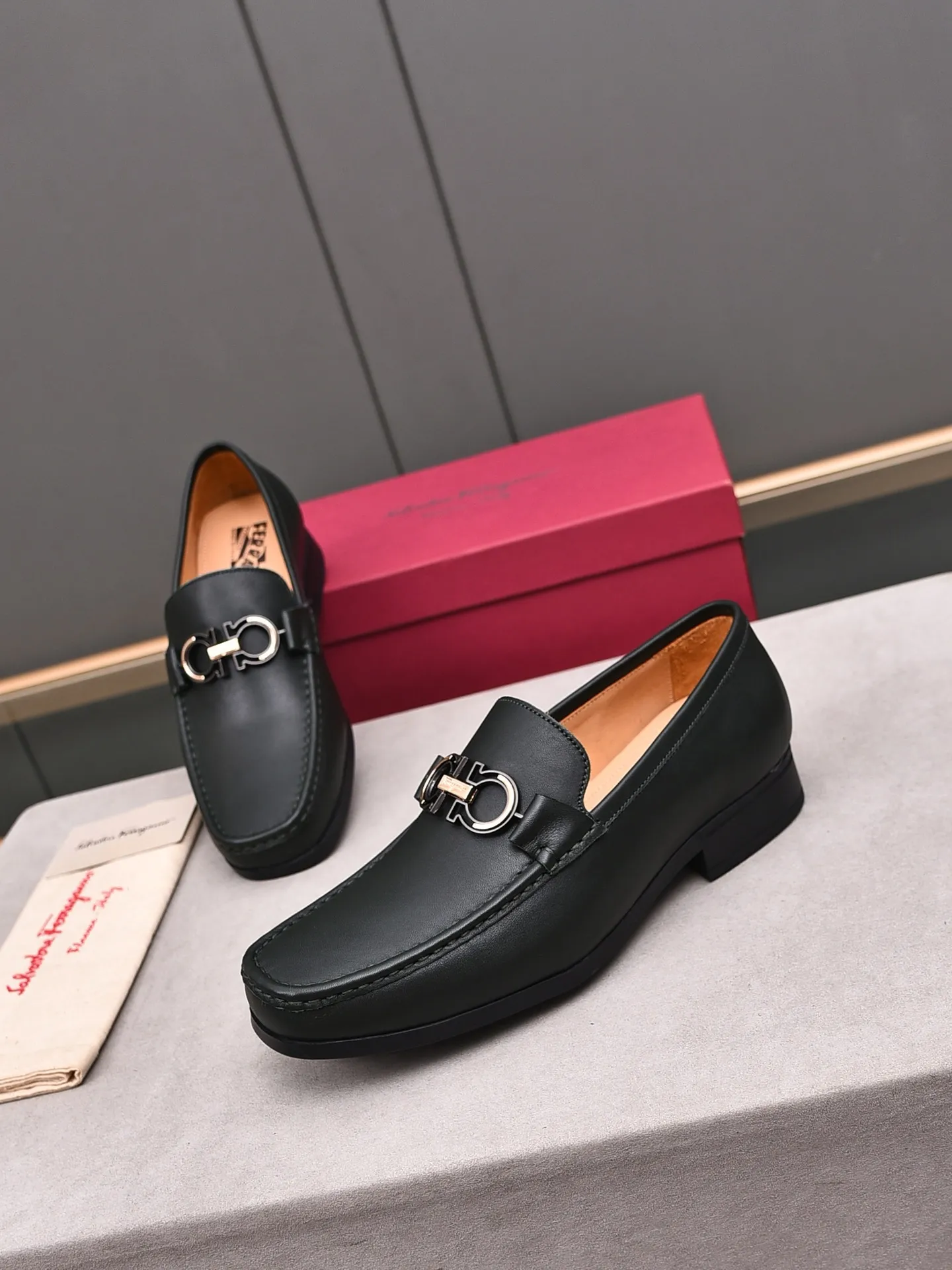 Factory: 250 [Original running volume quality] Brand: Ferragamo (Ferragamo) Size: Men's size 38/44 (45 can be customized) Grade: Same style as the official website High-end quality men's shoes Material: Original first-layer calfskin Water-dyed cowhide lining Original outsole Style category: Men's fashion formal business casual leather shoes Slip-on men's shoes high-top series Young fashion European and American trends British style Casual matching Comfortable feet